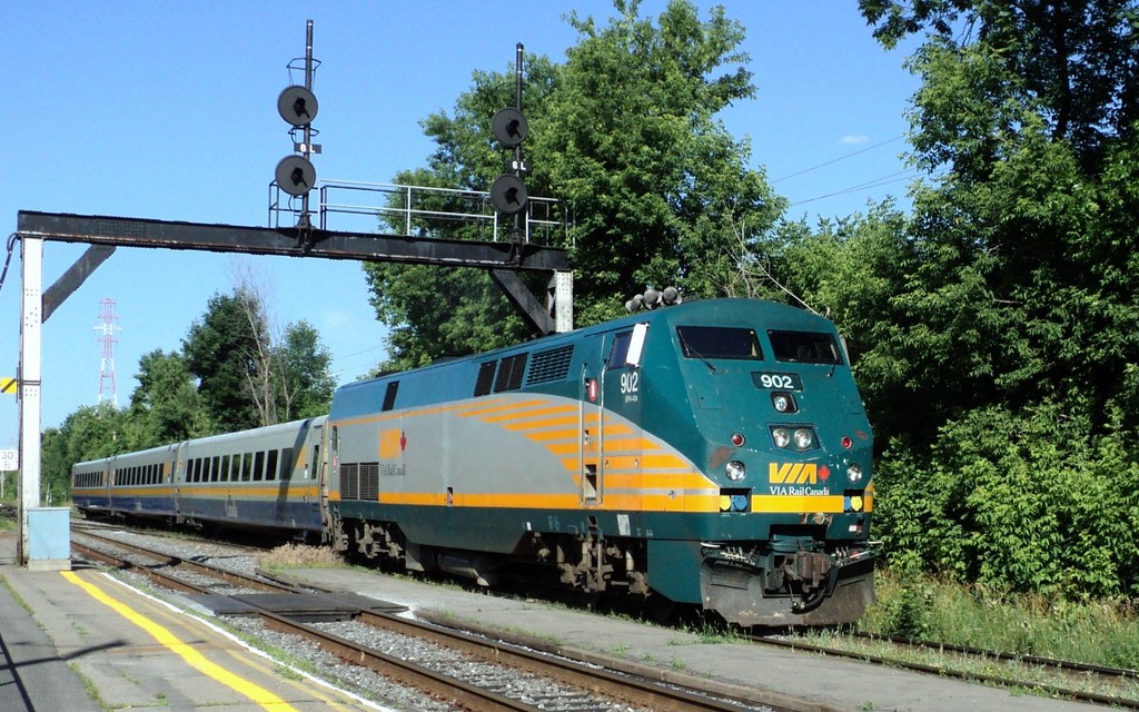 Via 902  EPA-42-A arriving in ST-Lambert on via rte620 to Québec City St-Jean Baptiste day and was many passengers waiting at the station