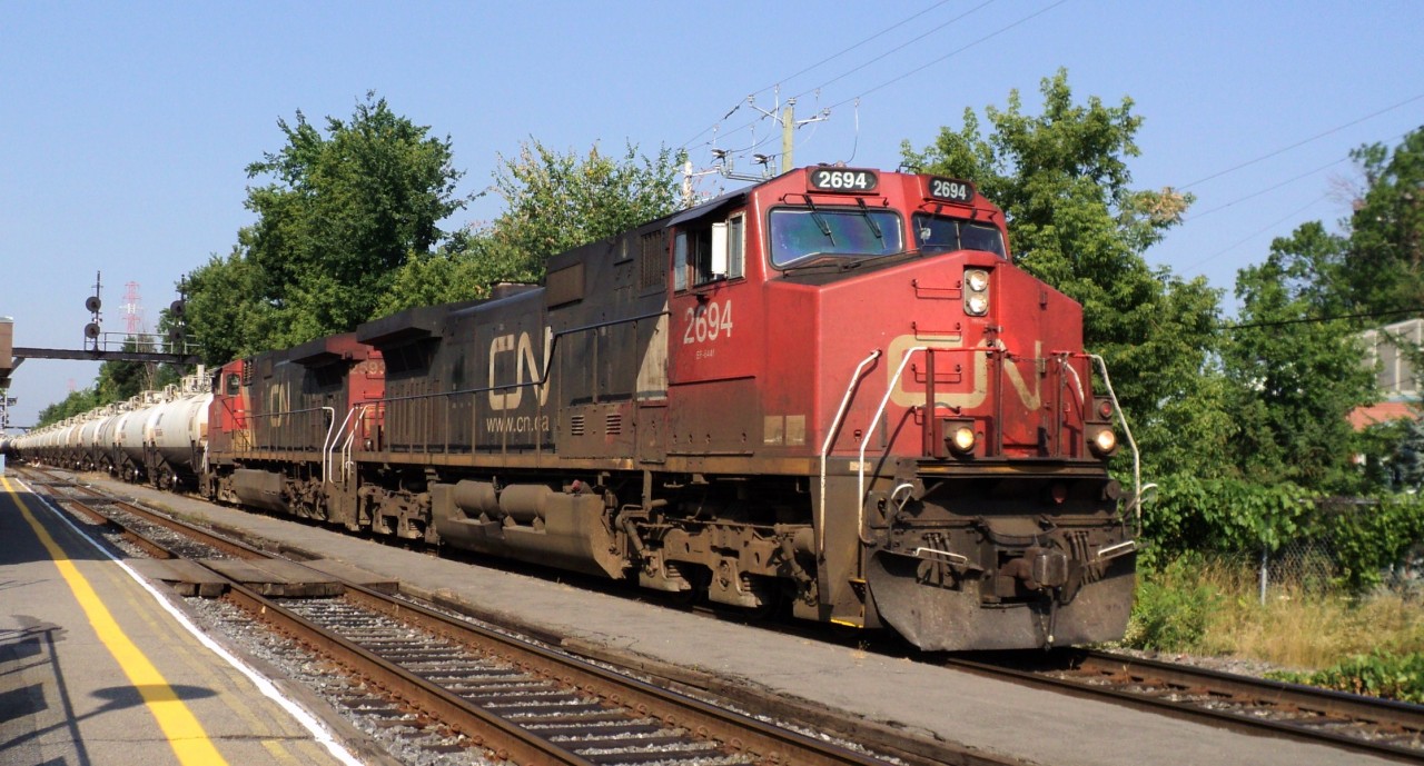 CN-2694 the leading loco for the gaz train coming from east end of Mtl.rafineries Ultramar going to Utramar plant in ST-Romuald near Québec had 67 thankers cars