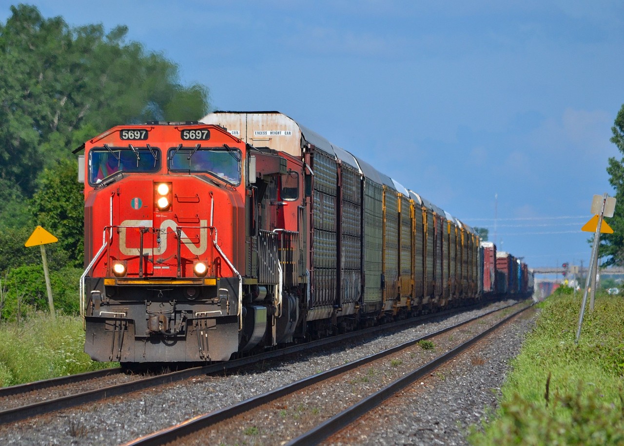 CN 382 approaches Telfer Road after just departing the Sarnia CN Yard