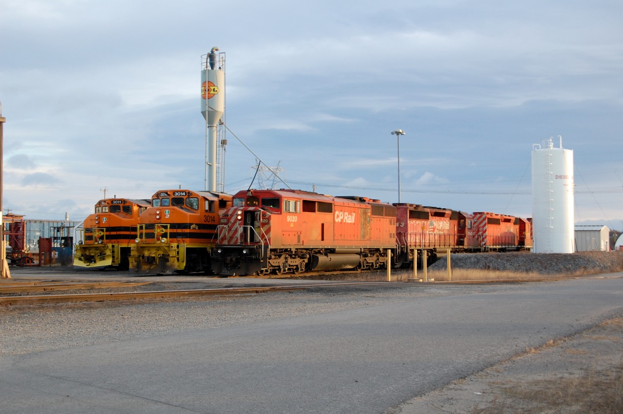 4 CP engines were ready to starte light to Montreal after a grain train arrived by the night of November 22, 2008 to Quebec city. We also see on picture 2 QGRY engines at the engines tracks