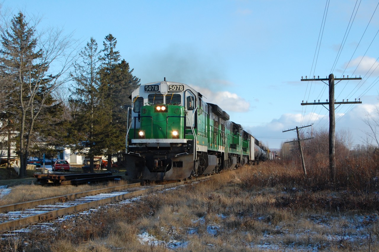 After a visit on SL&A to took #394, With decided to go to the MMA. With found it about 5 mile before Johnville. This MMA #2 trailing by a trio of old BN's C30-7.