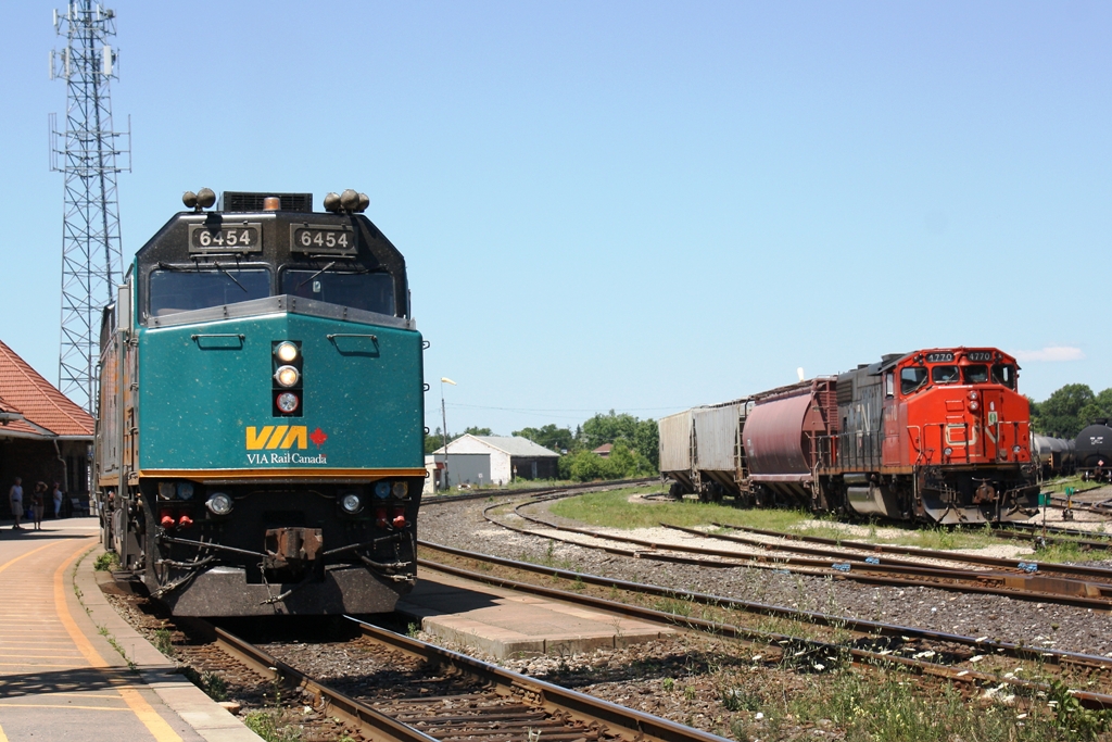 Via 6454 and CN 4770 momentarily meet by the Brantford Yard.  The trains are CN 580 and Via 72.