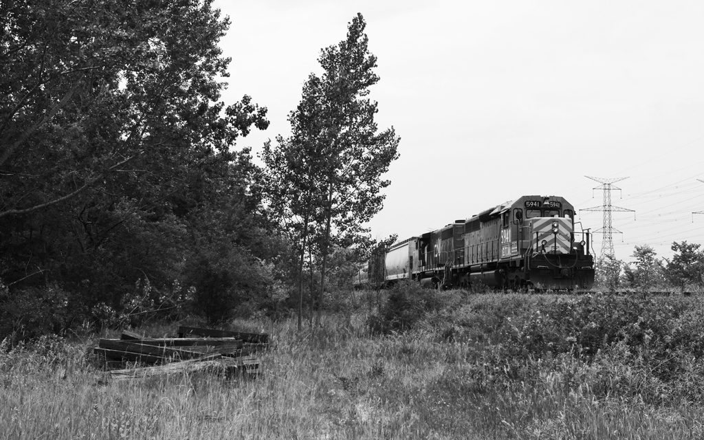 After inching up to the block signals protecting to plant at Jane st just outside of Mac Yard, A422 gets a slow approach into the yard with GTW 5941, CN 9531.