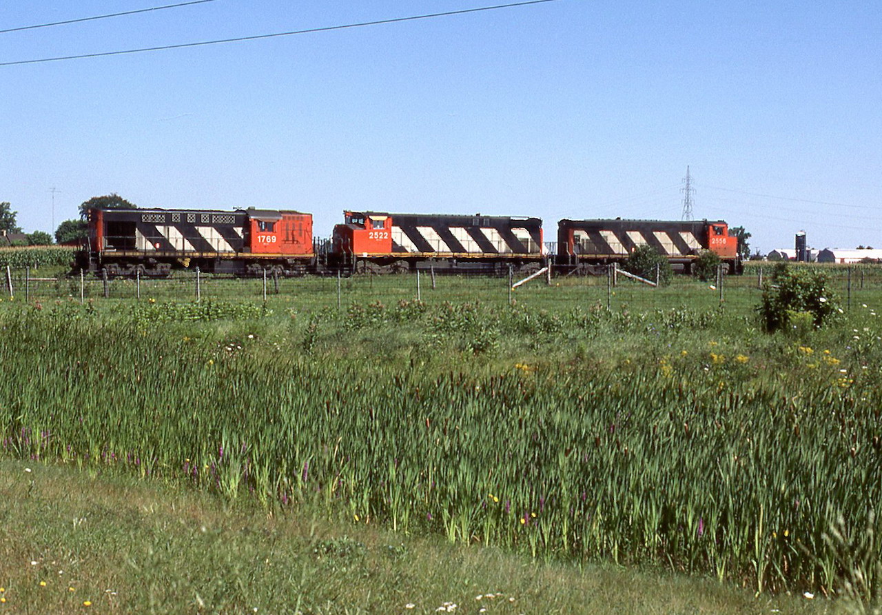 CN 430 uncouled its train to return as 429 with 2556 lead.