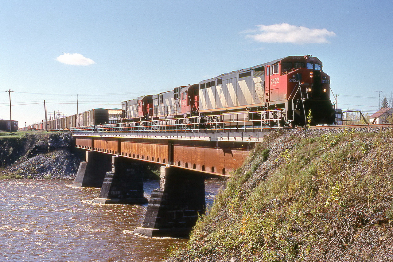 CN 312 crosses the brige over the Bécancour river.