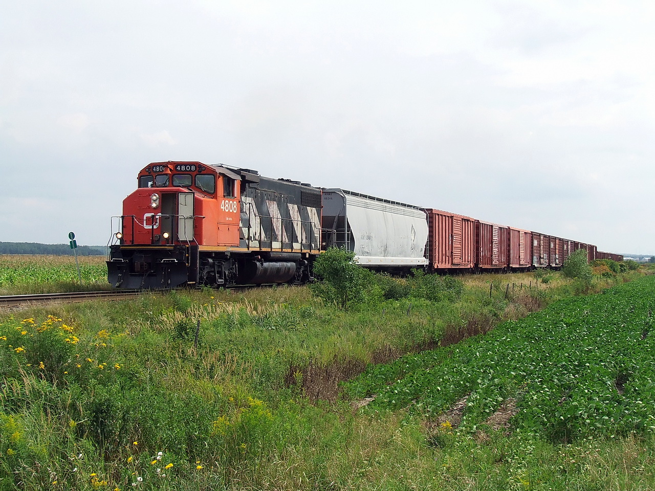 CN 514,s gettting underway for its next switching job at Aston jct after having let VIA 25 pass by.