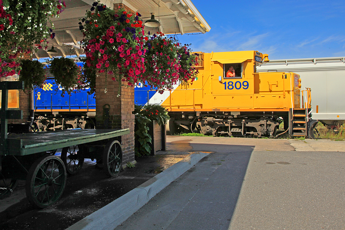 An abundance of colour as the shiny 1809 pulls train 697 into Huntsville Station.about 5 weeks before the scheduled termination of Ontario Northland passenger train service by the incumbent meatheads in Queens Park.