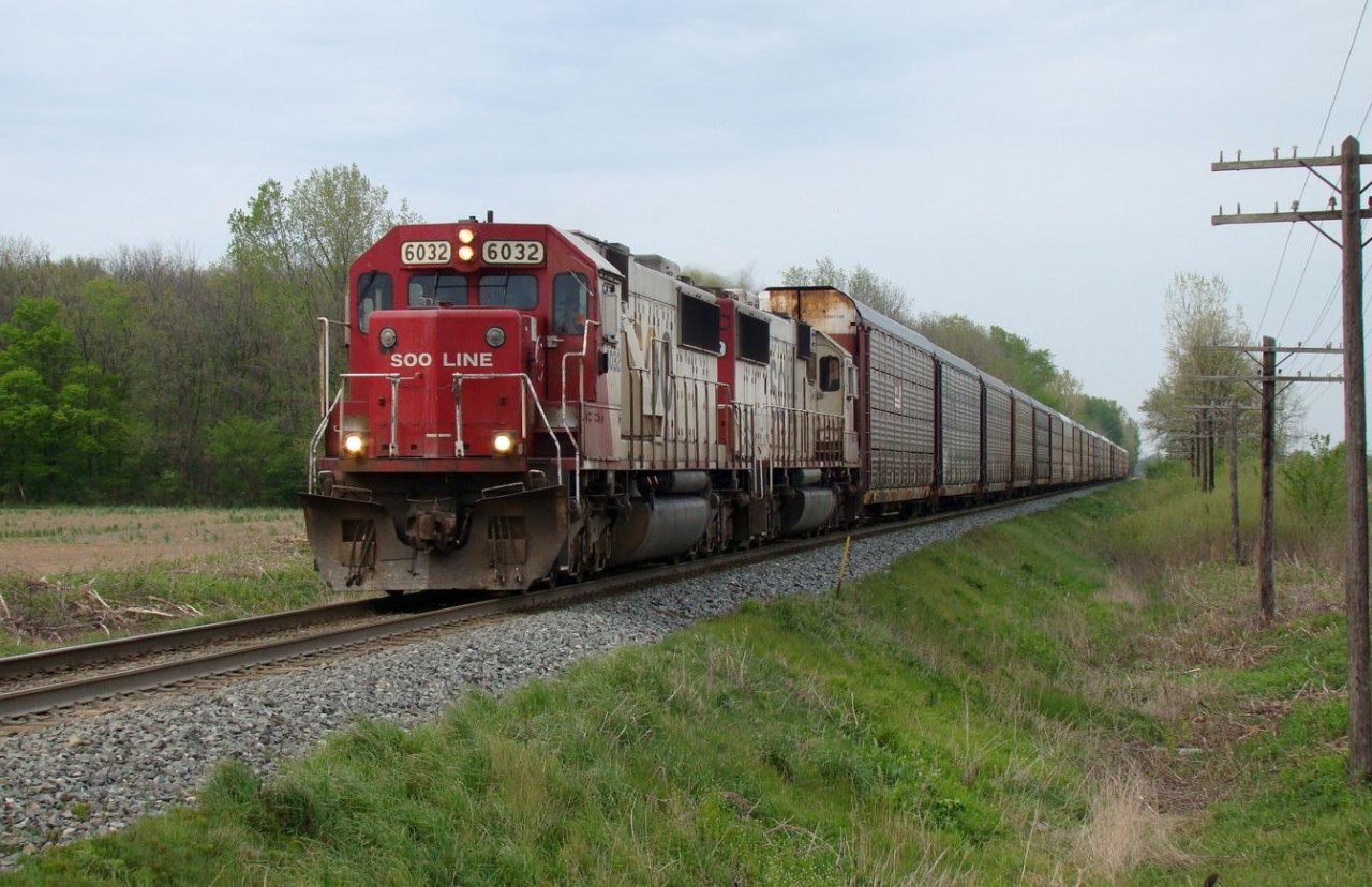 SOO 6032 & 6022 lead a short 25 car 147 into Chatham. He was cleared through to Belle River and was making good time flying past Caledonia rd. just outside of Chatham