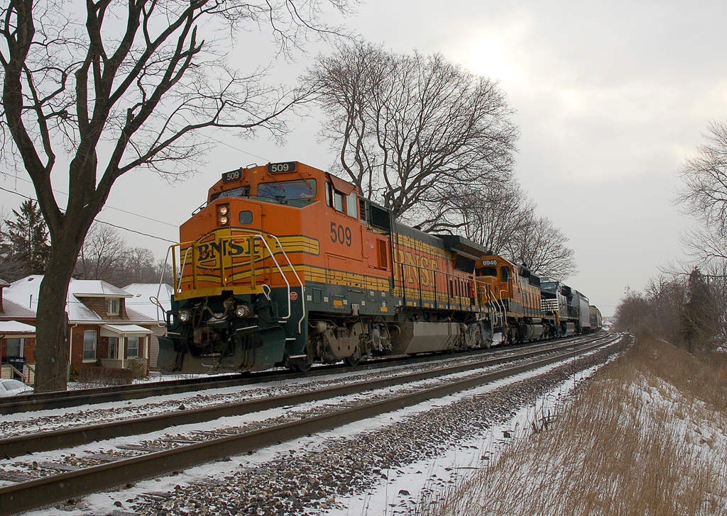 CN 391 waiting on it's conductor after making a lift with BNSF 509 - BNSF 6946 - NS 7555 and 159 cars