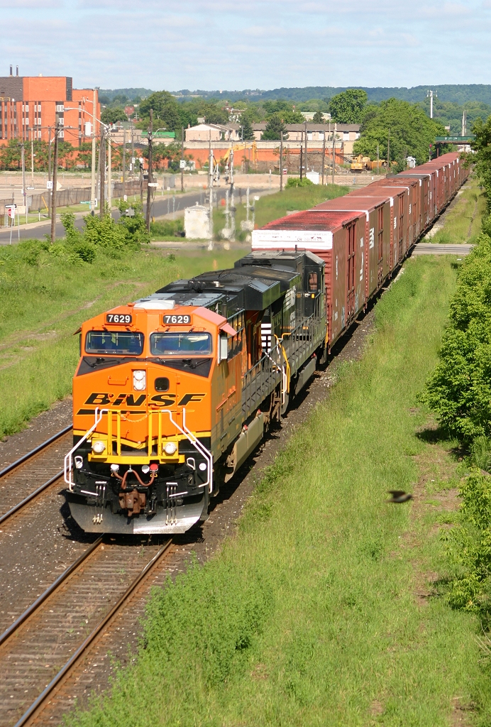 NS 328 rolls through Hamilton behind a near new BNSF GEVO