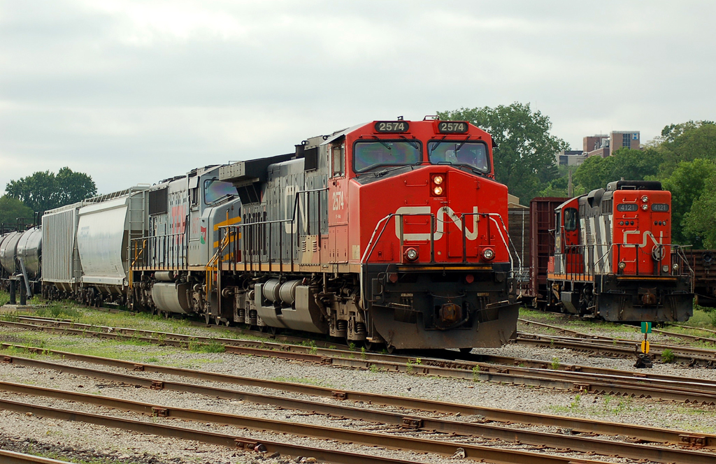 394 dose some work in the yard behind CN  2574 - TFM 1607