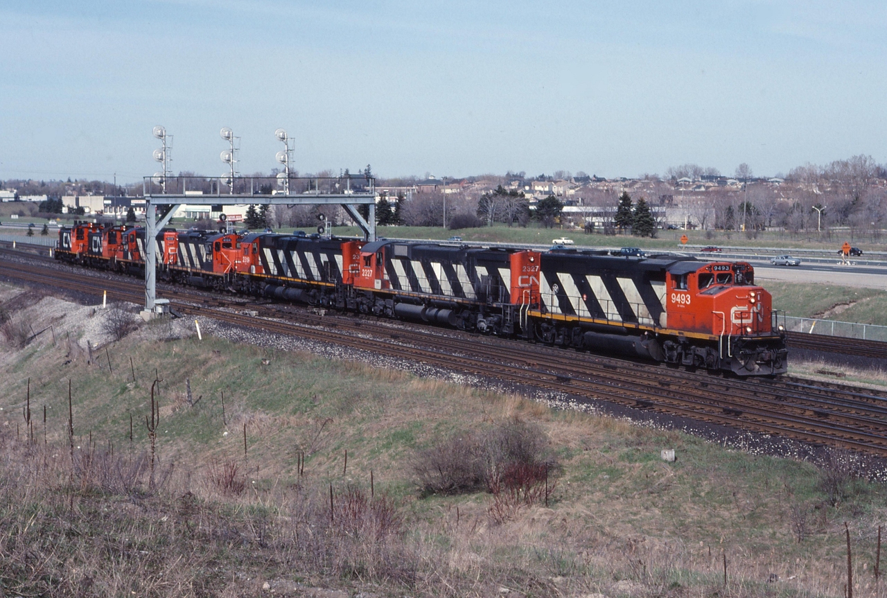 CN 318 rolls off the York sub with a nice mixture of light power