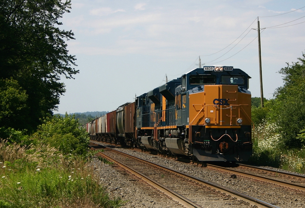 GEXR 432 rolls out of the Credit behind a pair of CSX SD70ACe's