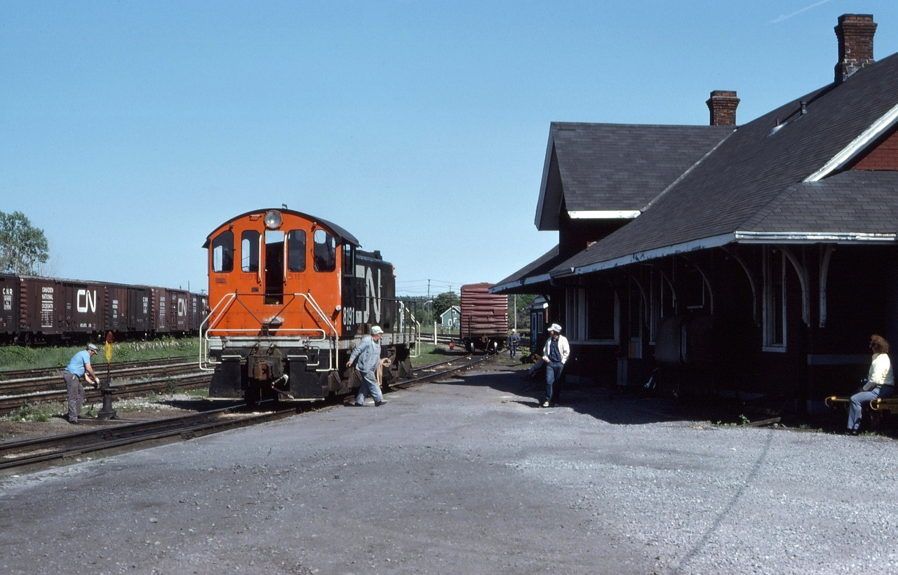 CN 8191 sits behind the station at Merritton as crew members head into the station