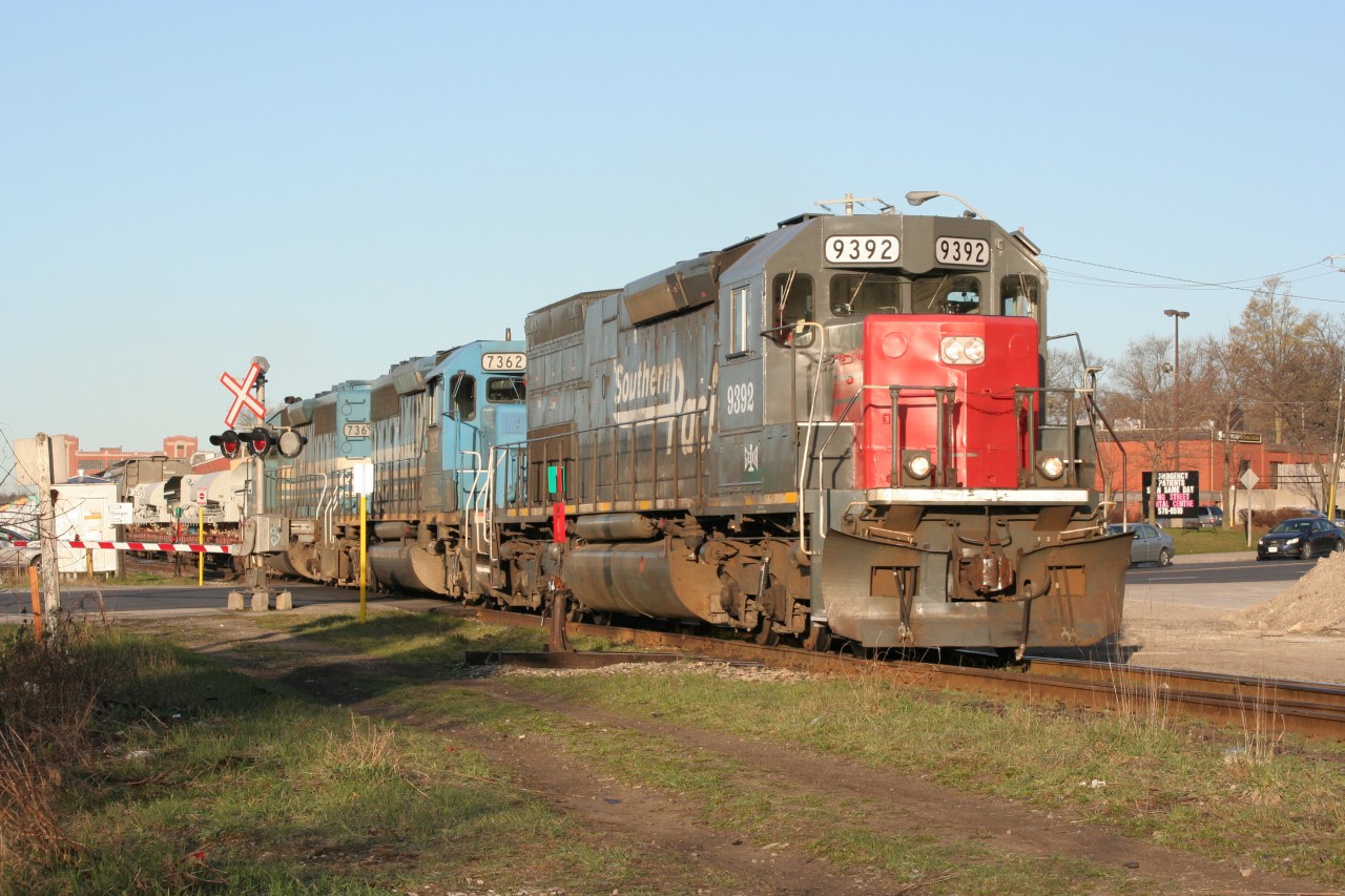 GEXR 432 with ex-SP 9392 on the point comes into Kitchener to do work. Here we see 432 crossing King St. where the GO trains are parked when not in service.