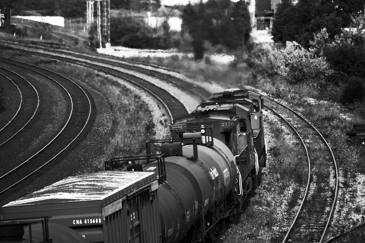 CN 376 pulls into Oshawa for work.