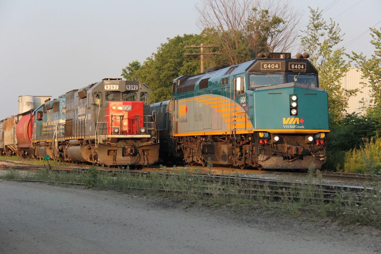 A slightly late VIA 087 scoops a tied down GEXR 431 with ex-SP GEXR 9392 on the point on this warm long-weekend Friday evening. The crew of the 431 must have ran out of time.