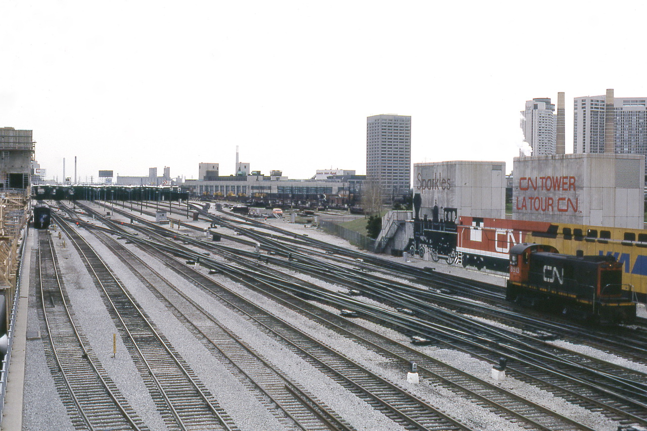 A quiet Saturday morning at Union station,no rush hour but this lonely 8513 moving slowly.