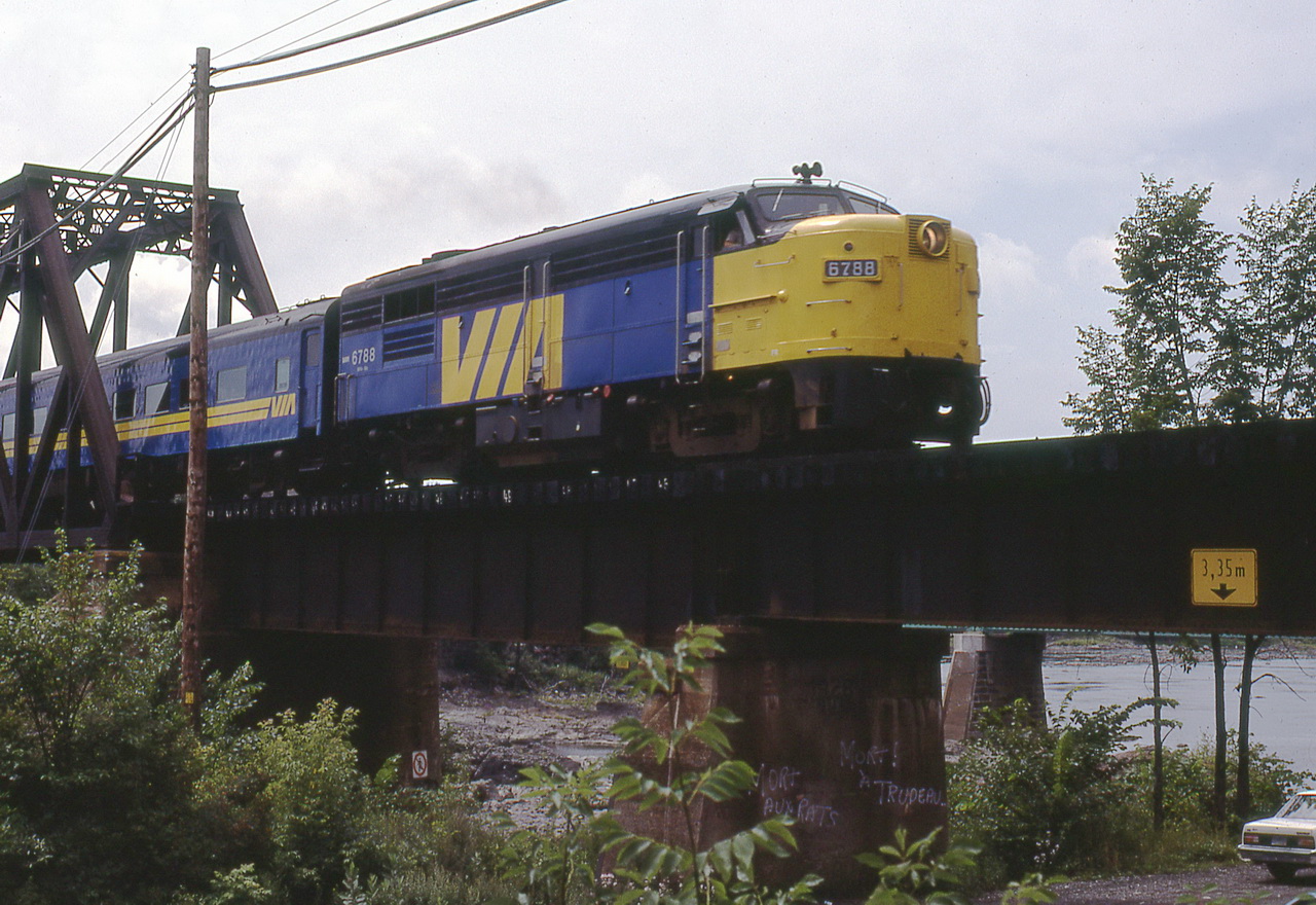 VIA 22 accelerates as it exits the bridge on its way to Québec.