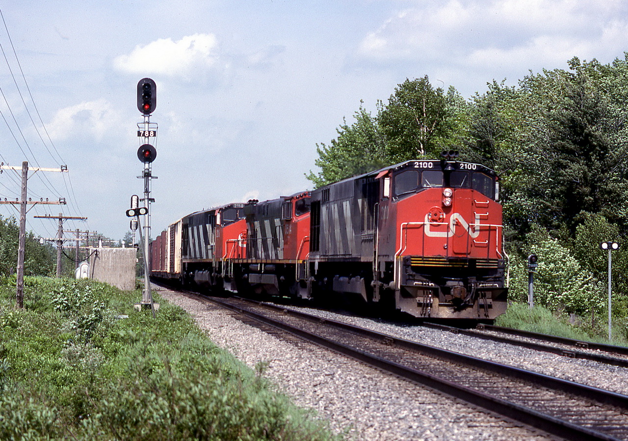 CN 307 enters the old siding slowly with 3514-2118 trailing,this 1 mile side track has been lenghtened to 2½ miles 10 years ago about the lenght of the 120-121 today.