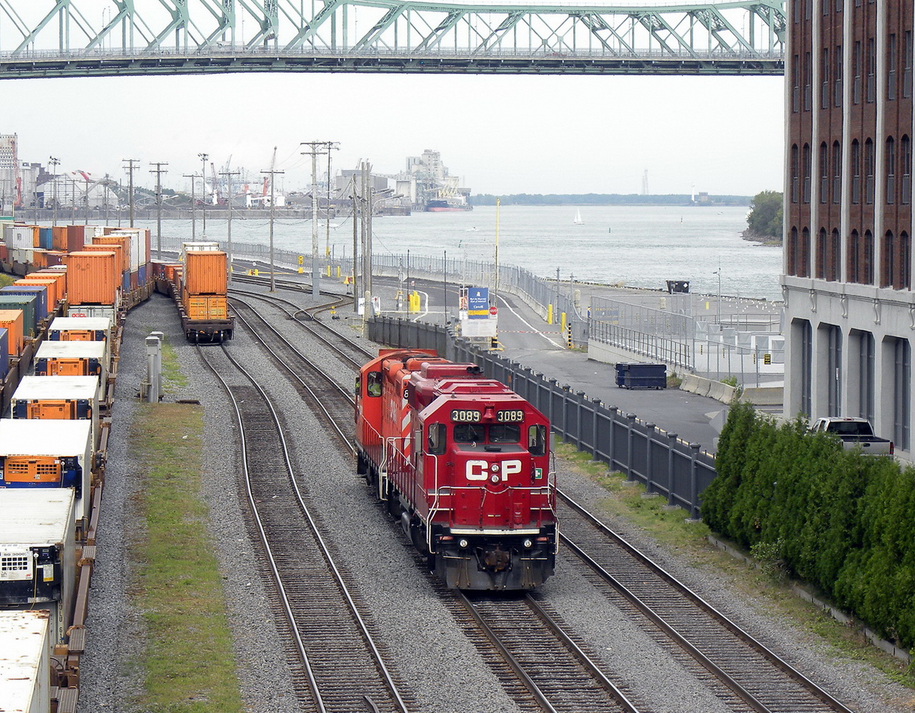 CP 3089 &  8241 go back to the yard slowly after having brought containers.