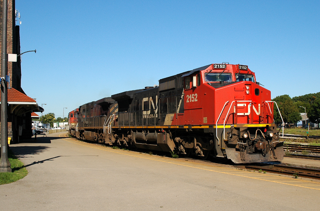 332 passing Brantford with CN 2152 - BCOL 4650 - BCOL 4641 - IC 2456