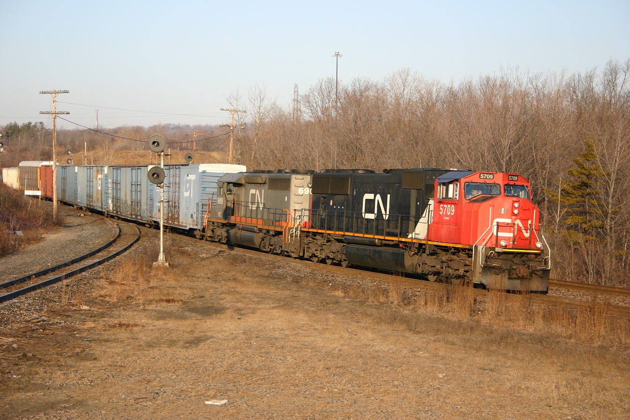 CN 392 rolls into Bayview behind CN 5709 and WC 6906