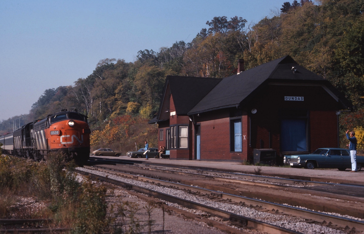 CN #72 arrives at the Dundas Station