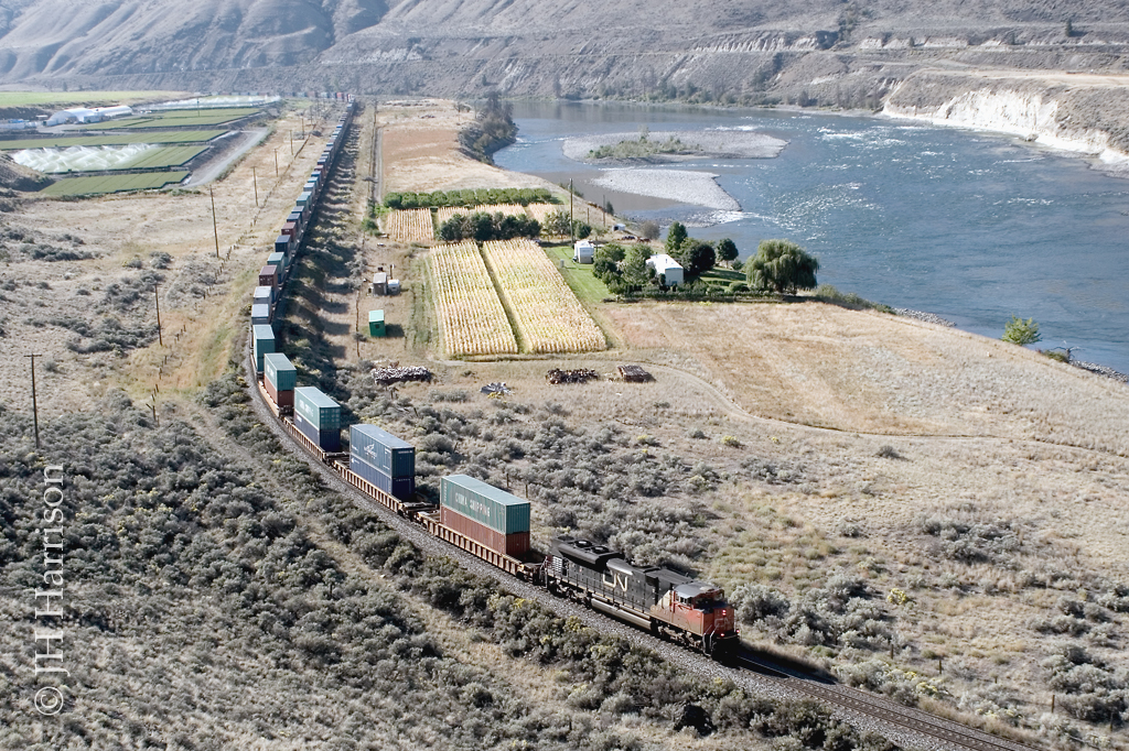 CNXW 8861 travels through Walhachin at 1000 hrs. on the 17th.