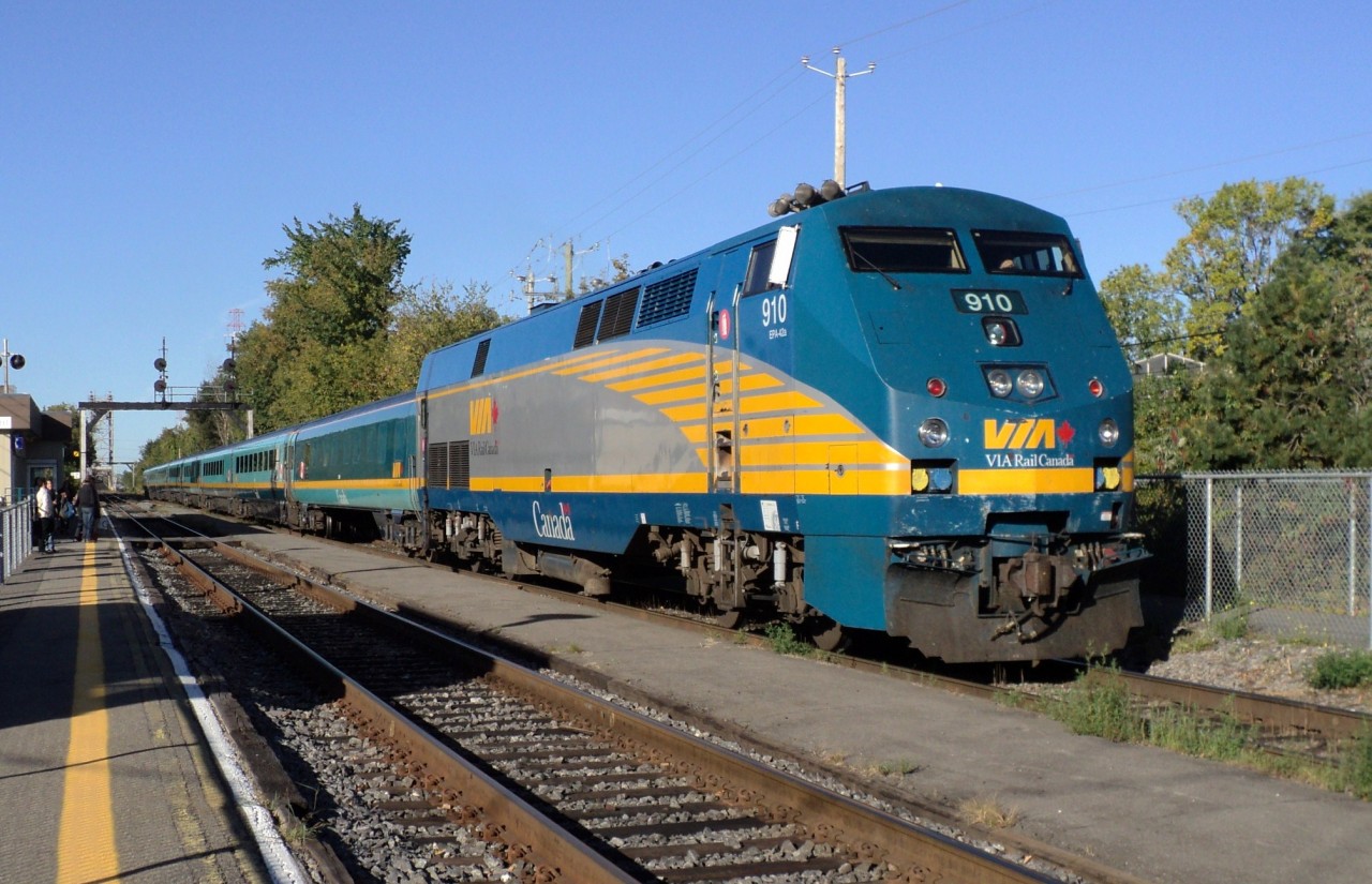 Via rte 620 arriving via station St-Lambert going Québec city via loco 910 pulling renaissance passangers cars for the confort of tourist coming from Québec (Cruises that do not come to Montréal level of water low)