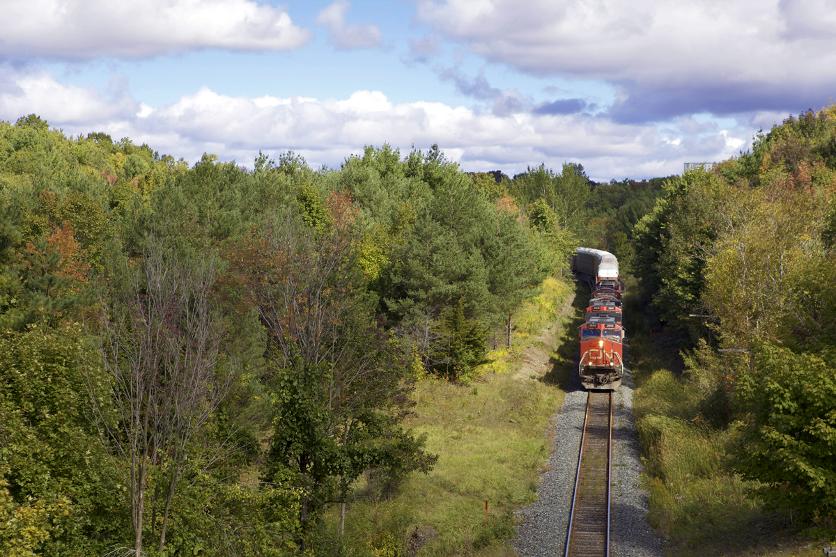 The end of an era, this would be CN 435's last regular trip down the Bala Subdivision. Due to an extra track installation at Aldershot, 435 will no longer be taking the southerly Don Valley/Lakeshore route to drop off it's Oakville Yard auto traffic. It can now do the northerly Halton Sub run like all other westbounds, drop off it's Oakville's at Aldershot, leaving L554, the new Aldershot "turn" to deliver the multi's from Aldershot to Oakville.