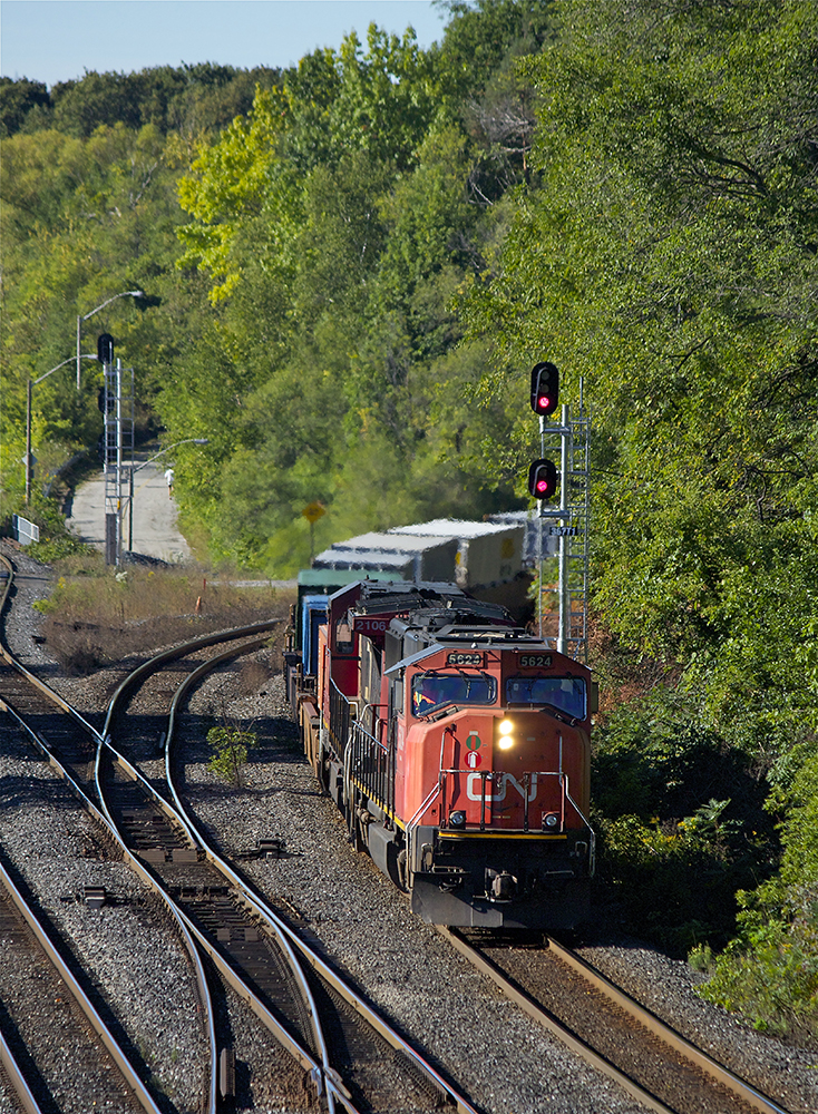 CN 5624 rounds the curve as it merges onto the Oakville Sub from the Dundas Sub.