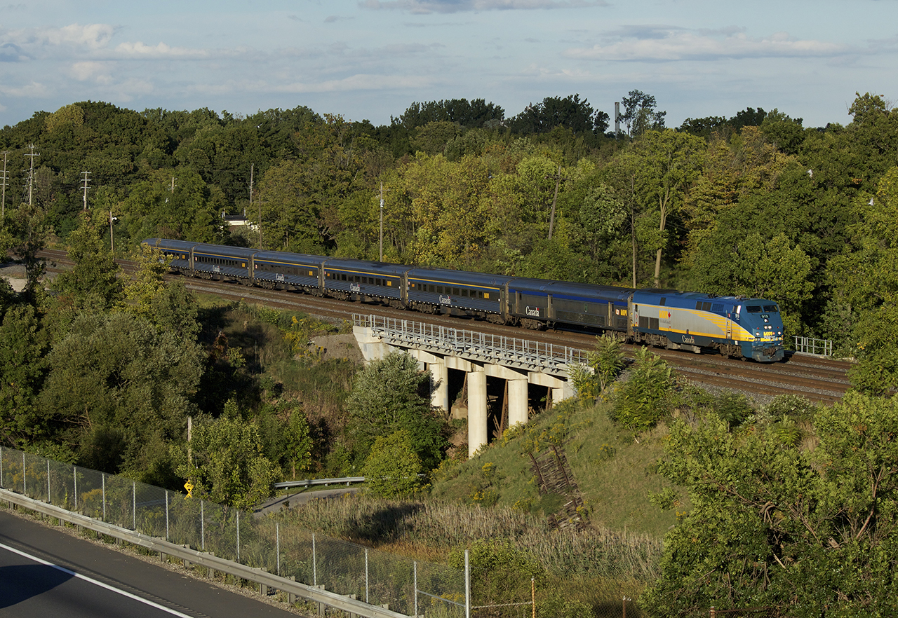 VIA 919 leads VIA 75 westward under Lemonville Road.