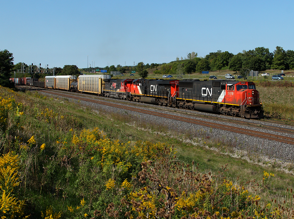 CN 422 muscles into Aldershot with a 15 anniversary C40-8 third out.