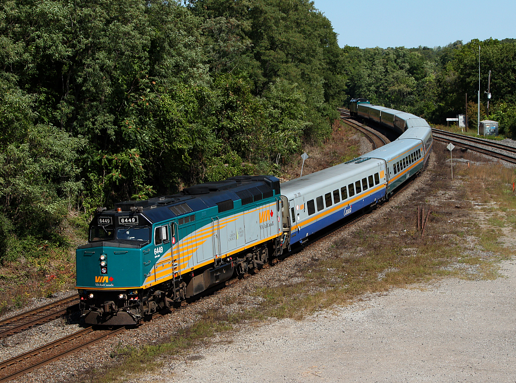 VIA 73 passes through Bayview Jct with two F40s bracketing eight LRC coaches.