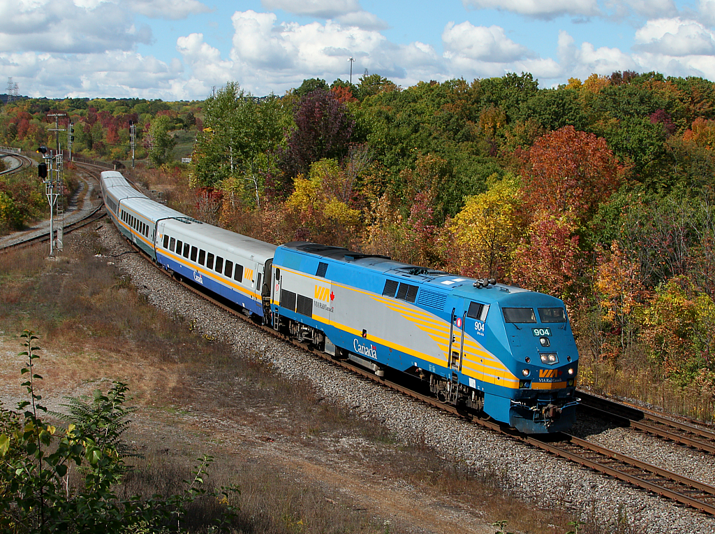 VIA 72 glides down the final mile of the Dundas Sub, with the autumn calls starting to show.