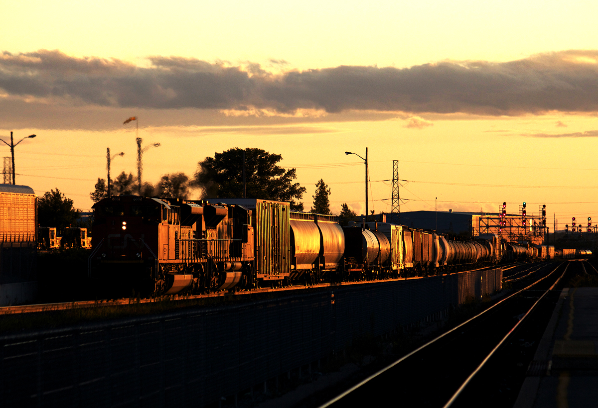 CN M376 shuffles into Oshawa while the light of day fades to darkness in yet another gorgeous southeastern Ontario sunset.