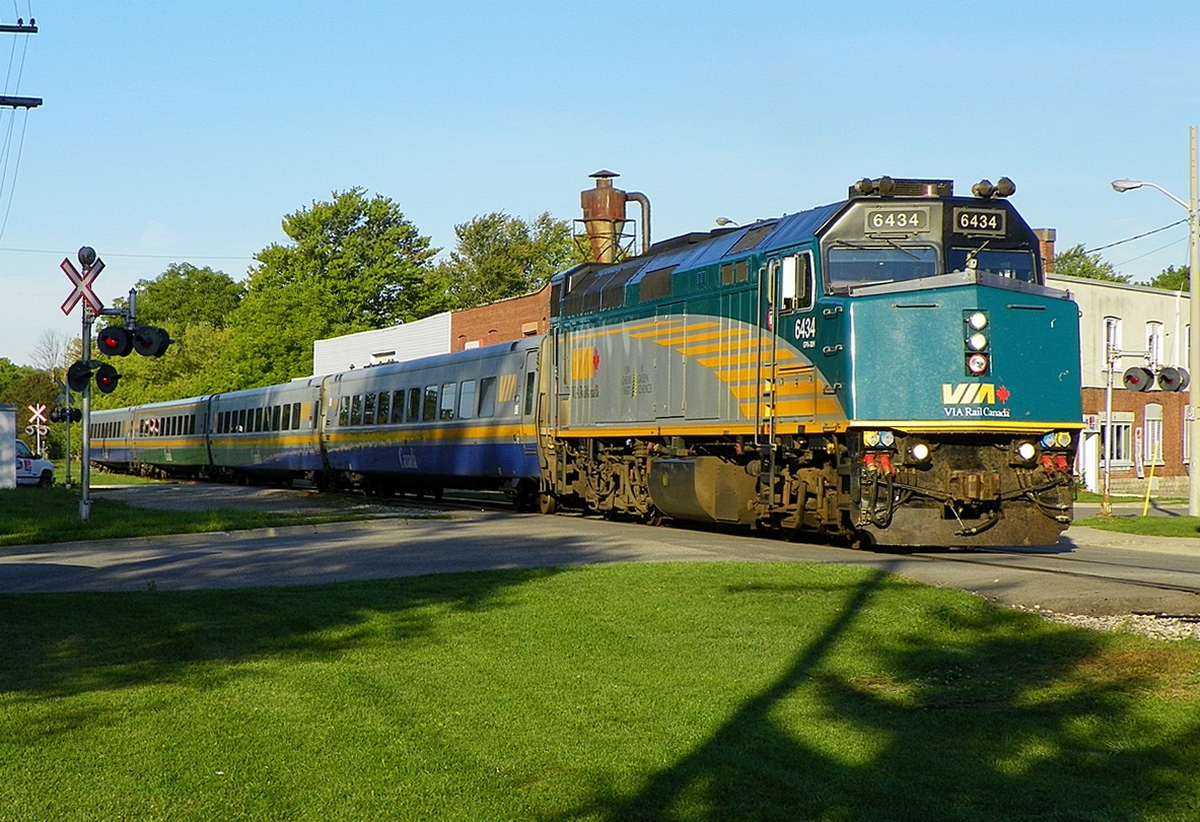 Monday morning sidewalk - VIA (F40PH-3)6434 arrives Stratford ON 8.30am Monday, Sept 12th 2012 - f4.5 x 68mm