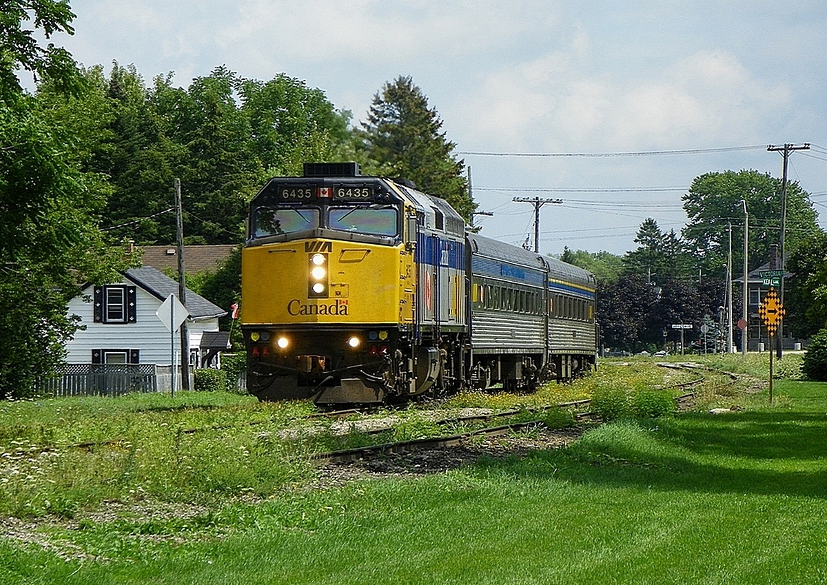 VIA (F40PH-2)6435 wb Stratford ON 1.10pm Sunday August 21st 2011 - f4.5 x 189mm.