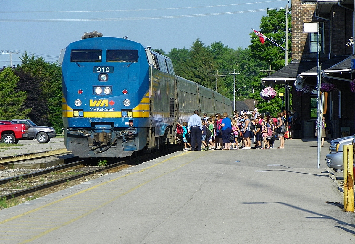 VIA (P42DC)910 at Stratford ON 8.30am Wed June 20th 2012 - f4.5 x 204mm - Schools kids to visit Toronto for the day with their teachers.