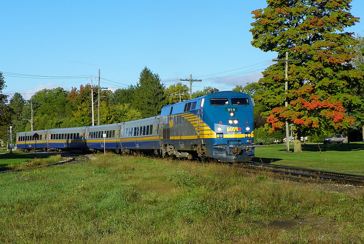 Sunday morning sidewalk - VIA (P42DC)914 eb Stratford ON 8.44am Sunday, Sept 23rd 2012 - f5.0 x 87mm