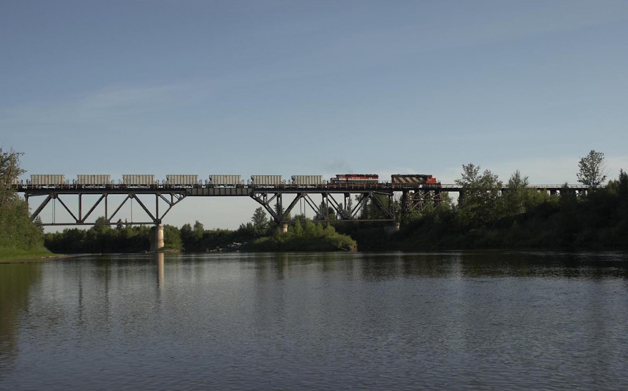 CN SD38-2 #1652 and an ex. BC Rail SD40-2 lead a unit gravel empty across the Pembina River