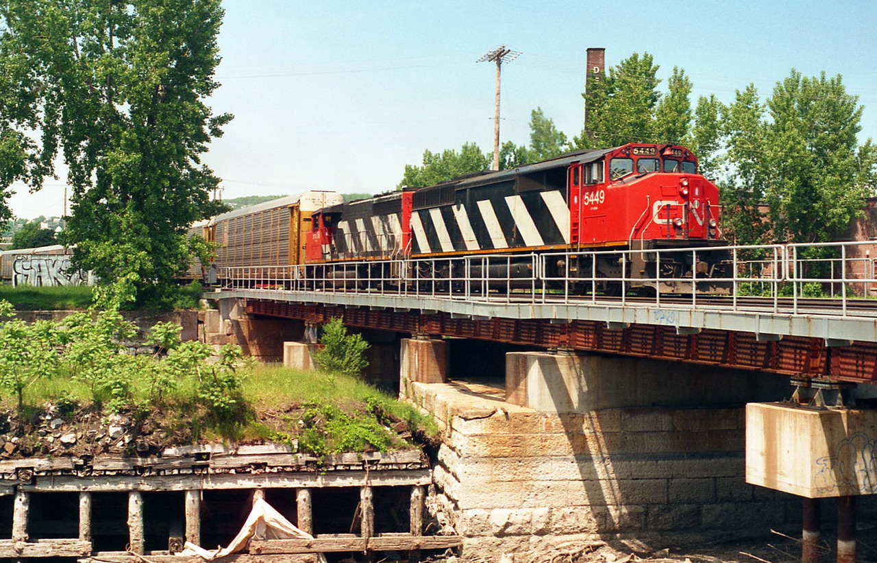 CN 308 left Turcot yard a few minutes ago and crosses the Lachine canal.
