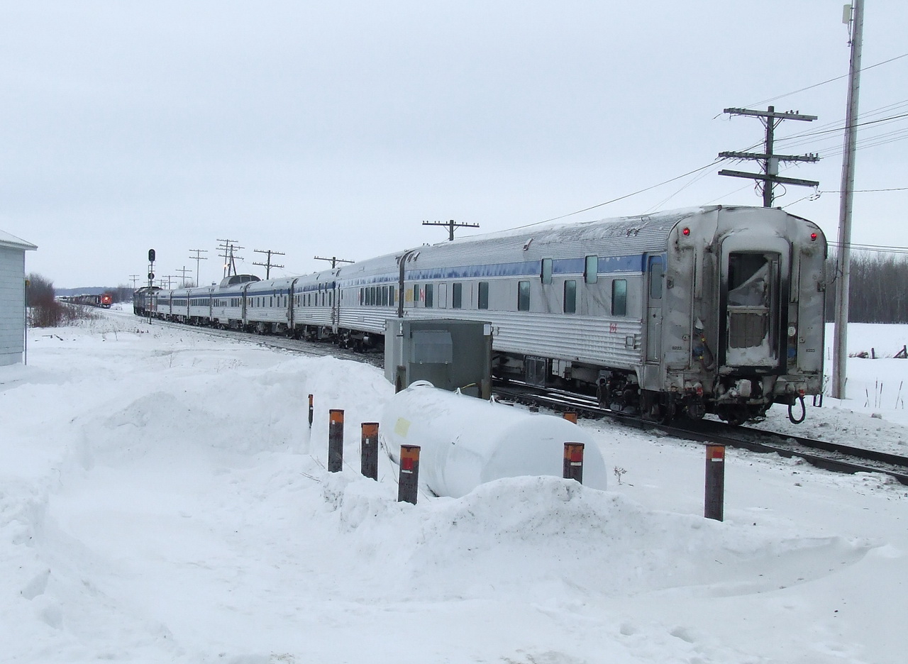 VIA 615 takes the siding for the 620,CN 513 is on the Bécancour track.
