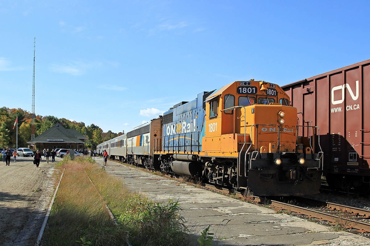 Black Friday, the last day of scheduled Northl;ander service, we decided to ride the train that had been so important and integral to our lives, from Gravenhurst to Huntsville and back instead of chase it. Of course this meant limiting our photo locations to the two stations, both of which were not conducive to light-on-the-nose photography for the northbound run. I had to settle for slightly backlit shots to document this sad day in Canadian railroading history.