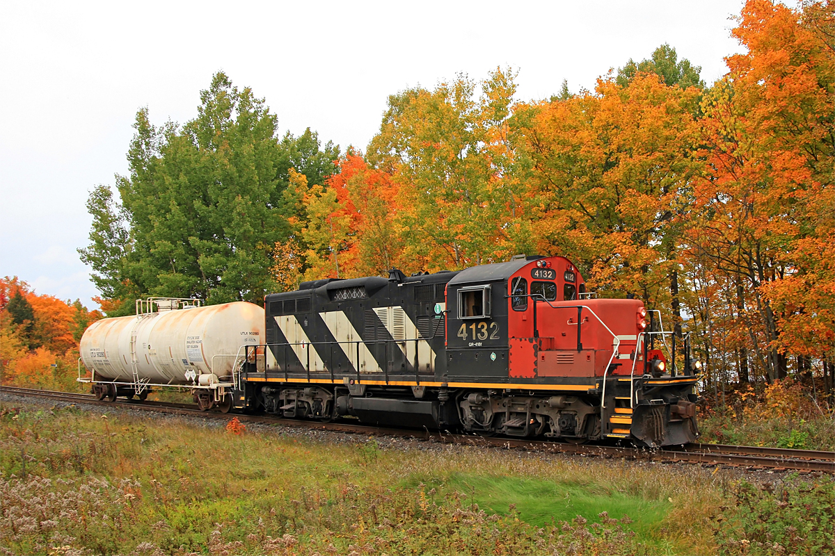 CN 4132 passes another colorful clump of trees approachig Huntsville on a damp and windy day. The continuing rain and high winds have since knocked down a lot of the leaves in places while in other spots they're still hanging on..
