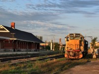LLPX 2236 and RLK 4001 sit next to Kitchener station on a nice Saturday morning.