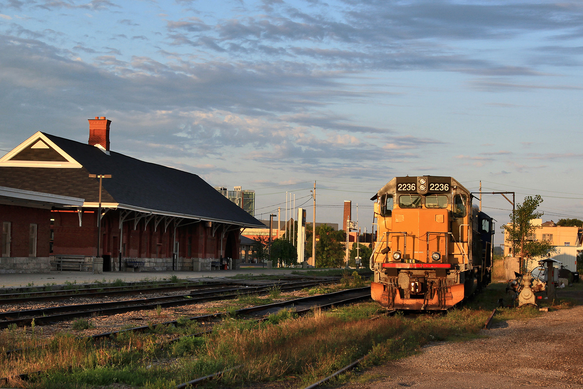 LLPX 2236 and RLK 4001 sit next to Kitchener station on a nice Saturday morning.