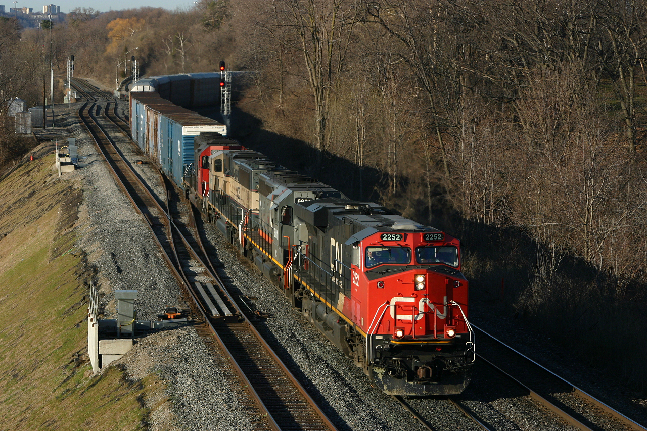 CN 392 rolls off the Dundas Sub with CN 2252, WC 6931, BNSF 9425 and CN 5381