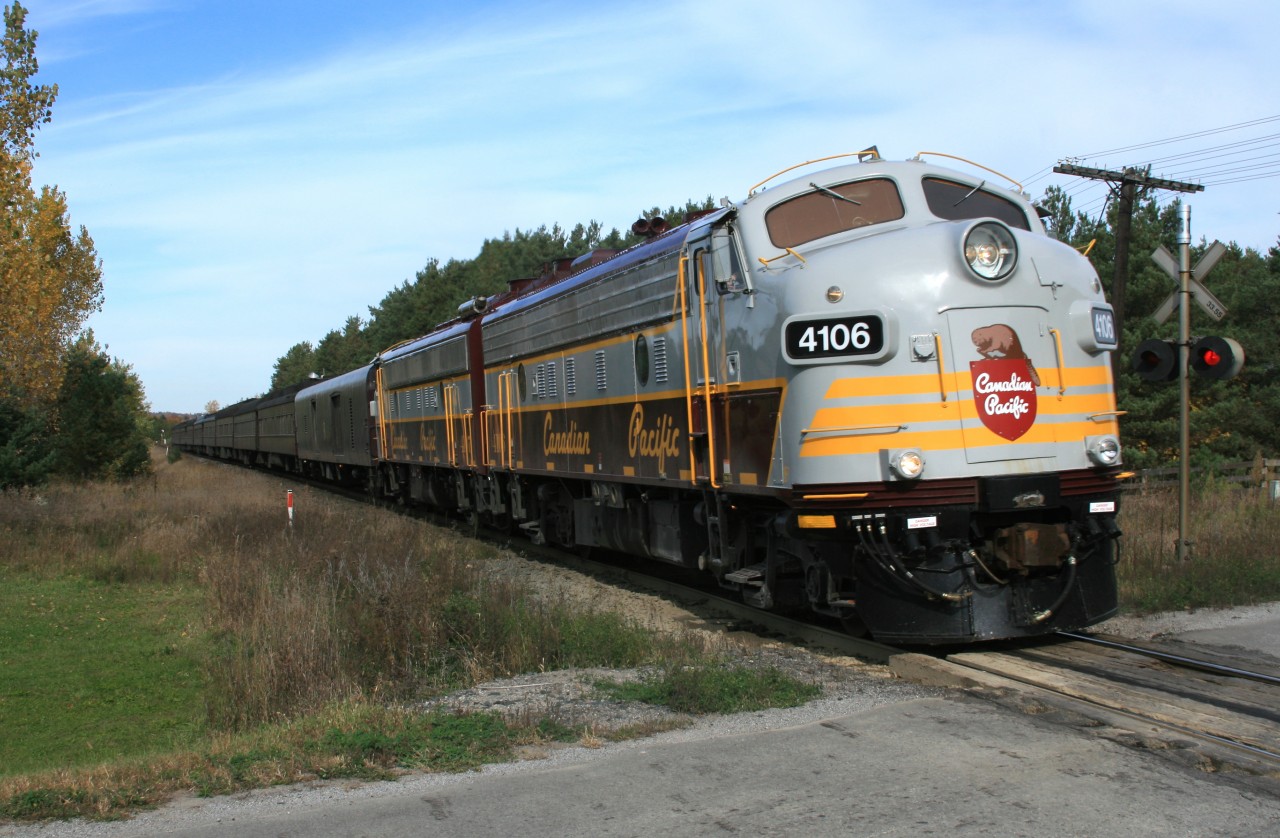 CP 4106 and 4107 lead a business train down the Mactier Sub
